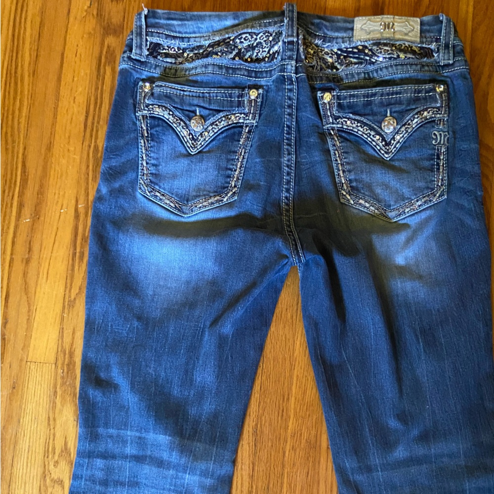 MISS ME(LIKE NEW) women’s size 31 mid rise curvy bootcut Rhinestone Embroidered